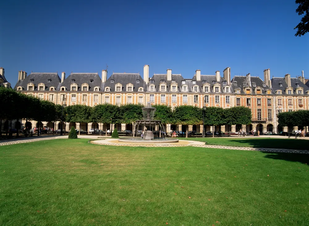 place des vosges à paris