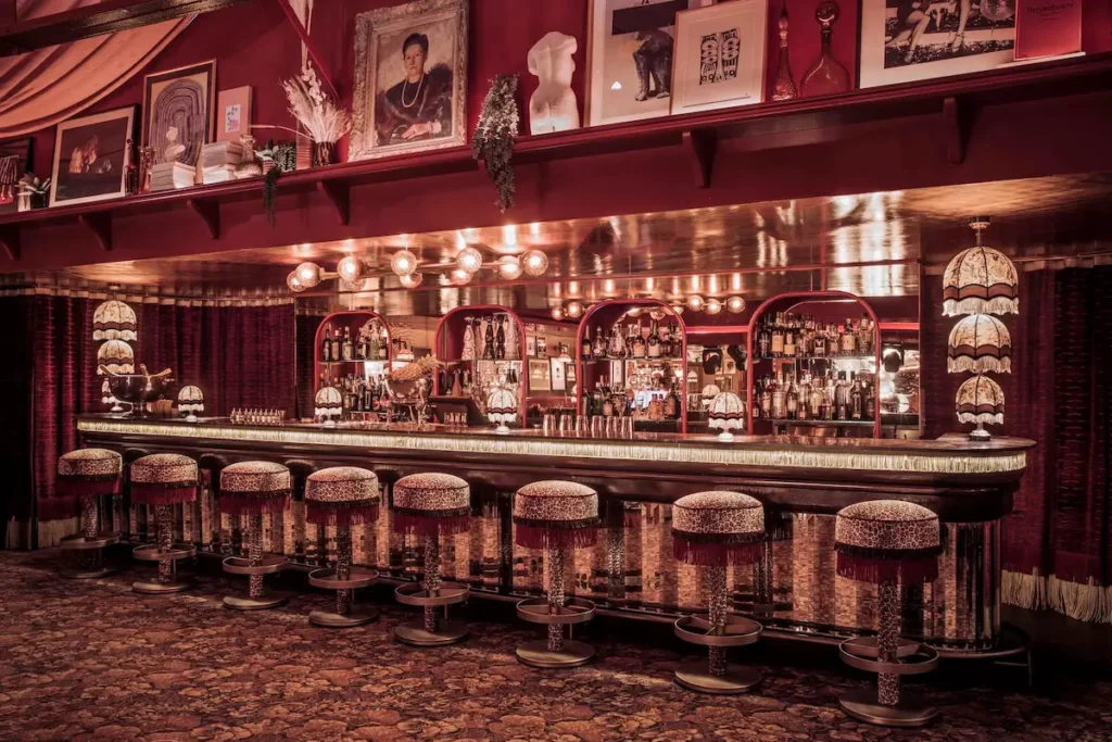 Restaurant mondaine de pariso