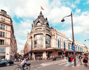 Commerces ouverts le dimanche près de chez moi : liste et horaires 2025