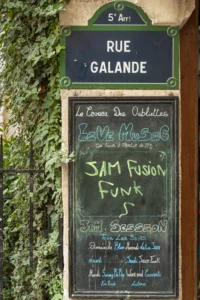 Rue Galande : Histoire, plan et trésors de la plus vieille enseigne de Paris 5e